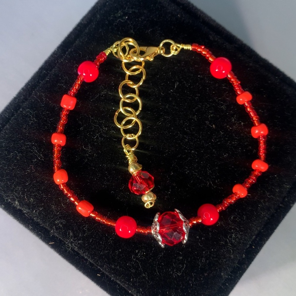 ---- SOLD ---- SCARLET ORNAMENT — Handcrafted Glass Seed Bead Bracelet w Charm